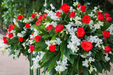 Sahildeki bir düğün töreninde çiçek aranjmanı..