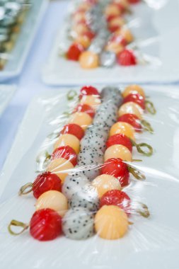 Kanepe düğün töreninde hoş geldin partisi için hazırlandı..