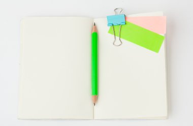 bir not kağıdına beyaz kağıt arka plan