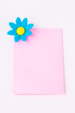 bir not kağıdına beyaz kağıt arka plan