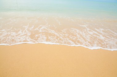 Deniz dalgası kumsalda