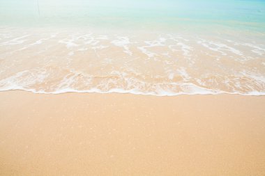 Deniz dalgası kumsalda