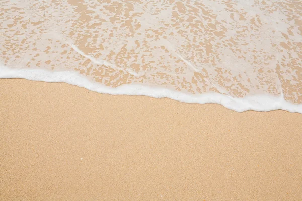 Golf van de zee op het zandstrand — Stockfoto