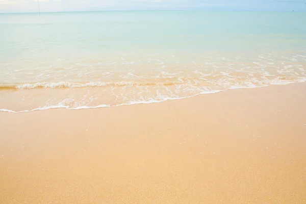 Vague de la mer sur la plage de sable — Photo