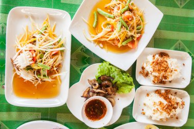 Evde yemek sipariş et. (COVID 19 korunması), Papaya salatası (som tum Thai) yapışkan pirinç ve ızgara sığır eti