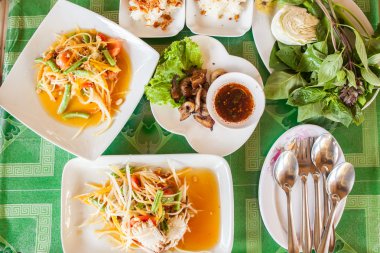 Evde yemek sipariş et. (COVID 19 korunması), Papaya salatası (som tum Thai) yapışkan pirinç ve ızgara sığır eti.