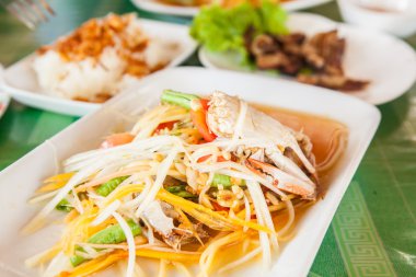 Deniz ürünleri Yengeç papayd salata tabağı üzerinde.