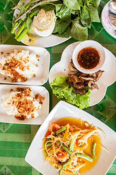 Papayasalat (som tum thai) mit klebrigem Reis und gegrilltem Rindfleisch — Stockfoto