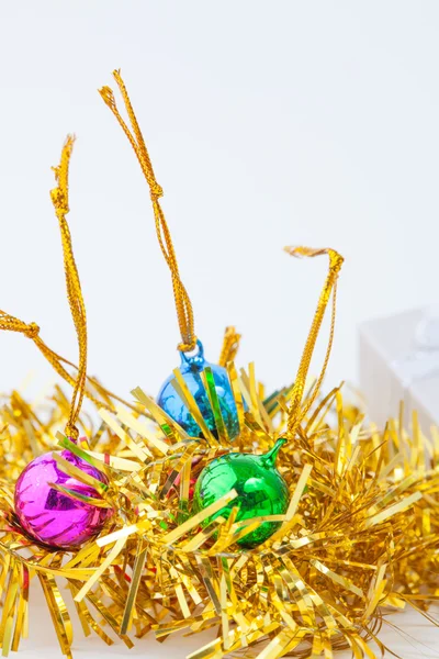 Composición navideña con caja de regalo y decoraciones —  Fotos de Stock