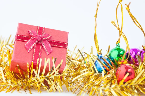 Jul sammansättning med presentask och dekorationer — Stockfoto