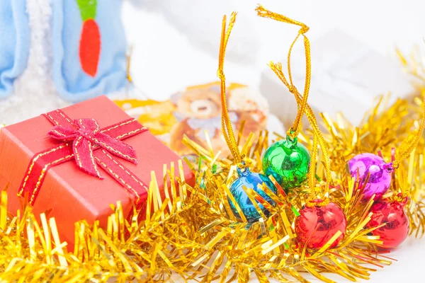 Composición navideña con caja de regalo y decoraciones — Foto de Stock