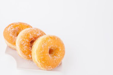 Lezzetli şeker halka çörek bir beyaz kağıt arka plan ile