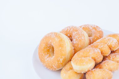 Lezzetli şeker halka çörek bir beyaz kağıt arka plan ile