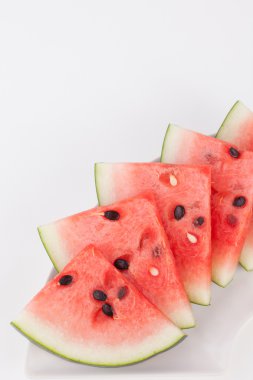 Plaka üzerinde karpuz kesmek