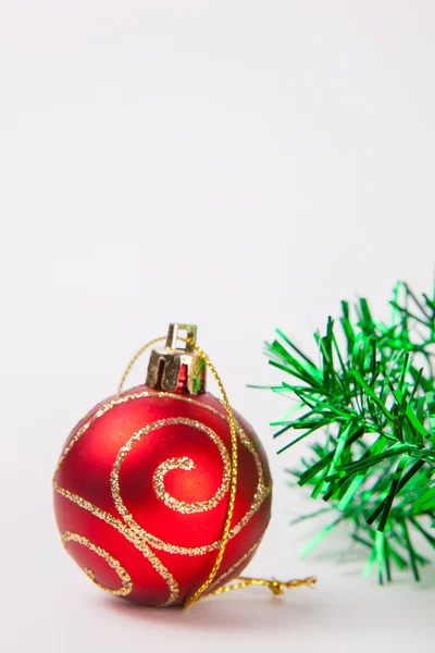 Decoración de Navidad sobre un fondo de papel blanco — Foto de Stock