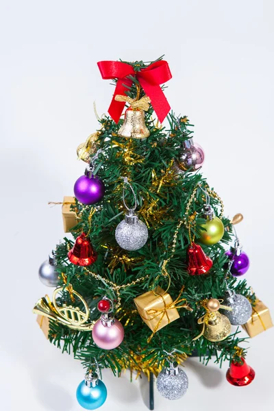 Árbol de Navidad decorado sobre fondo de papel blanco —  Fotos de Stock