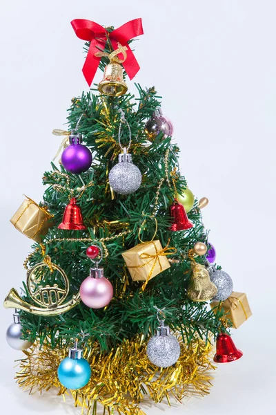 Árbol de Navidad decorado sobre fondo de papel blanco —  Fotos de Stock
