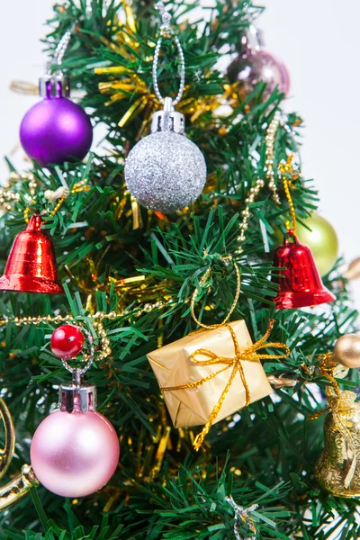 Vyzdobený vánoční strom na bílém pozadí — Stock fotografie