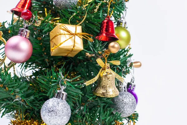 Árbol de Navidad decorado sobre fondo de papel blanco —  Fotos de Stock