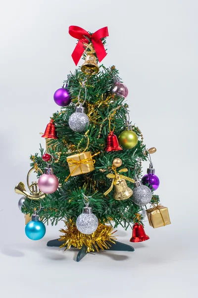 Árbol de Navidad decorado sobre fondo de papel blanco —  Fotos de Stock