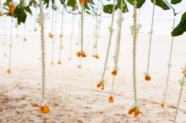  Sahildeki bir düğün töreninde çiçek aranjmanı.