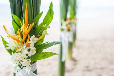 Sahildeki bir düğün töreninde çiçek aranjmanı.. 
