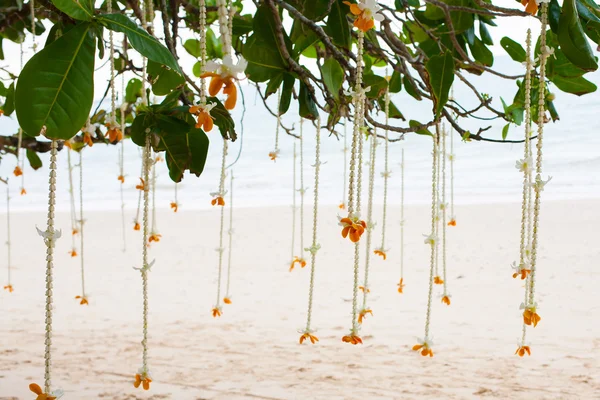  Sahildeki bir düğün töreninde çiçek aranjmanı.