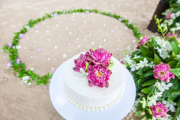 Bloemen arrangement op een bruiloft op het strand. — Stockfoto