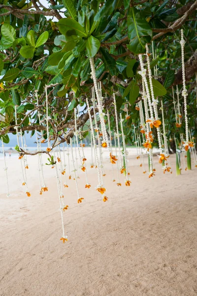 Arranjo floral em uma cerimônia de casamento na praia — Fotografia de Stock