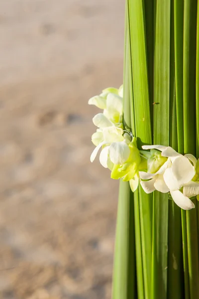 Arreglo floral en una boda en la playa. — Foto de Stock