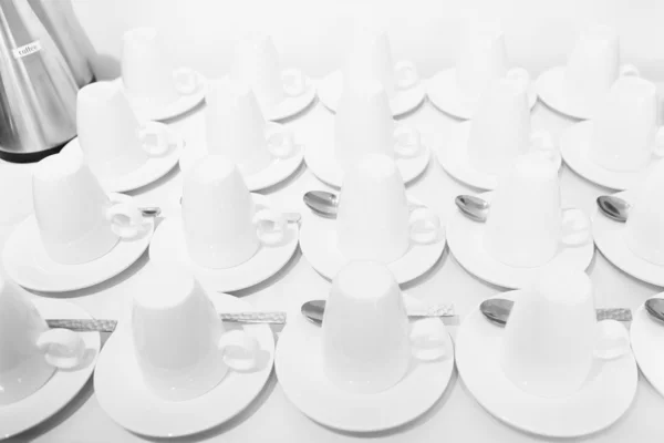 Reihe von Wassergläsern auf dem Tisch — Stockfoto