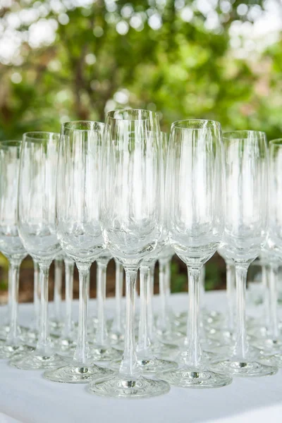 Ряд стаканов с водой на столе — стоковое фото