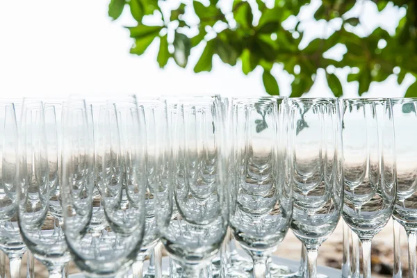 Rij van water bril op de tabel — Stockfoto