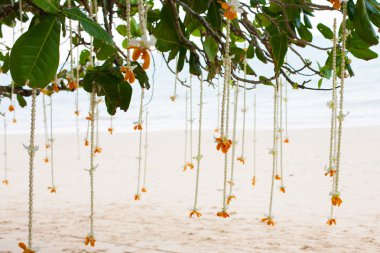  Sahildeki bir düğün töreninde çiçek aranjmanı.