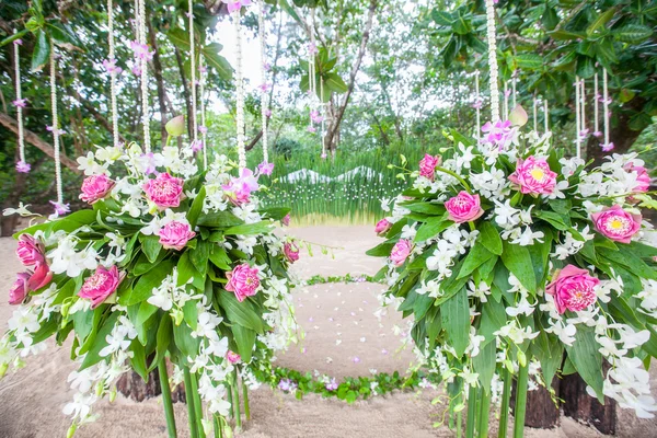 Bloemen arrangement op een bruiloft op het strand. — Stockfoto