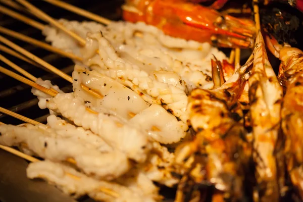 甜点和食物 (装饰甜点和被准备的食物) — 图库照片