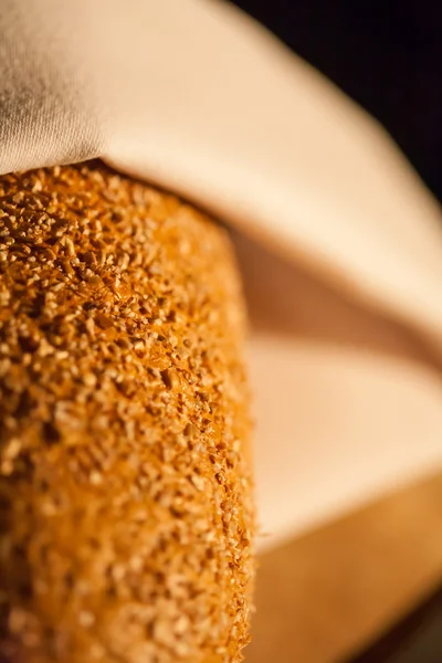 Pan rebanado en el primer plano de la tabla de cortar —  Fotos de Stock
