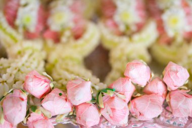 Düğün için çiçek aranjmanları