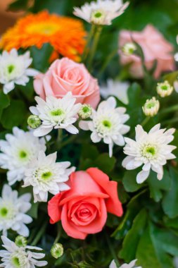 Düğün için çiçek aranjmanları