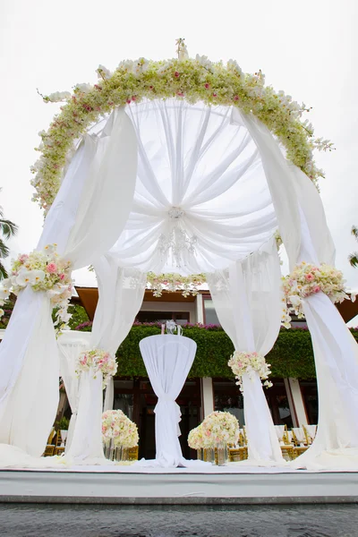 Presidium de la boda en el restaurante, espacio libre. Mesa de banquete