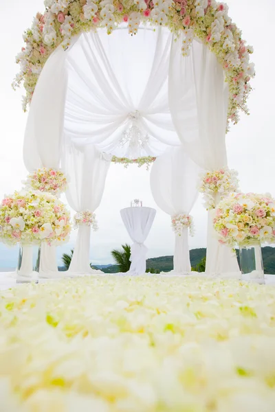 Düğün töreninde çiçek aranjmanı.