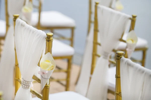 Düğün töreninde çiçek aranjmanı.