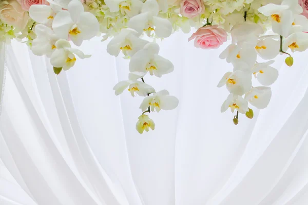Цветочные композиции на свадебной церемонии — стоковое фото