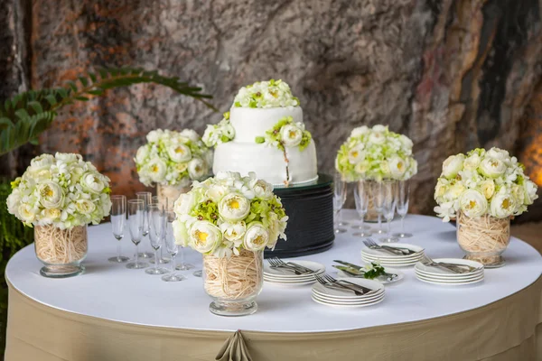 Bloemen arrangement op een bruiloft op het strand. — Stockfoto