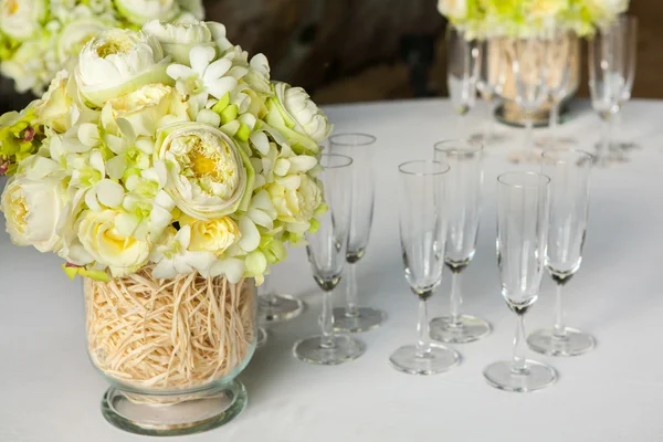 Arranjo floral em uma cerimônia de casamento na praia. — Fotografia de Stock