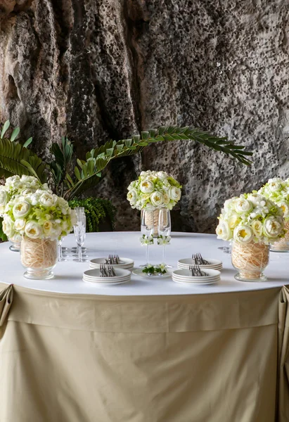 Bloemen arrangement op een bruiloft op het strand. — Stockfoto