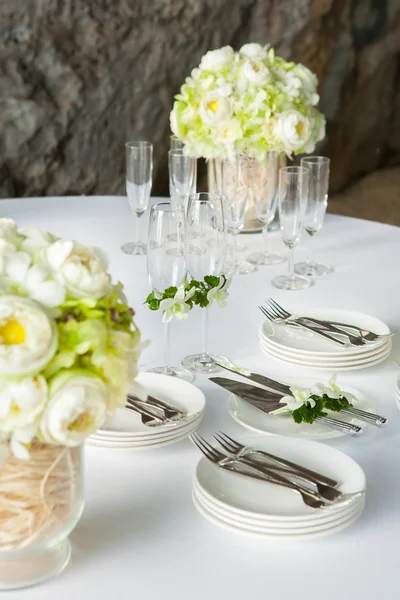 Bloemen arrangement op een bruiloft op het strand. — Stockfoto