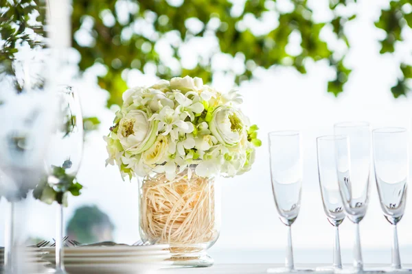 Arrangement floral lors d'une cérémonie de mariage sur la plage. — Photo