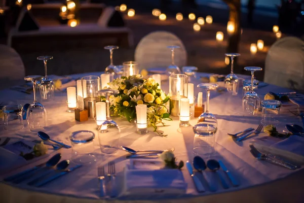 Bruiloft tabel setup buiten — Stockfoto