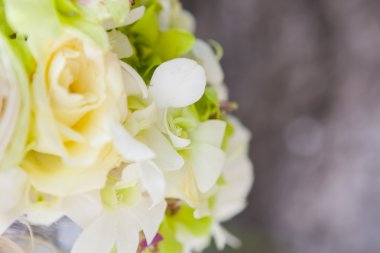 Sahildeki bir düğün töreninde çiçek aranjmanı.. 